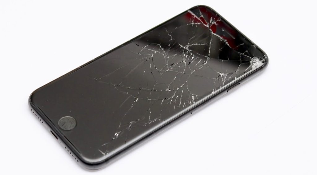 Zamena ekrana na mobilnim telefonima 3 polomljen ekran maćoni